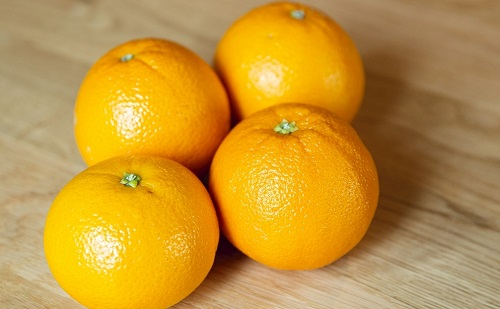 摸橘子手變紅？被人工調(diào)色的橘子皮背后的食品安全問題